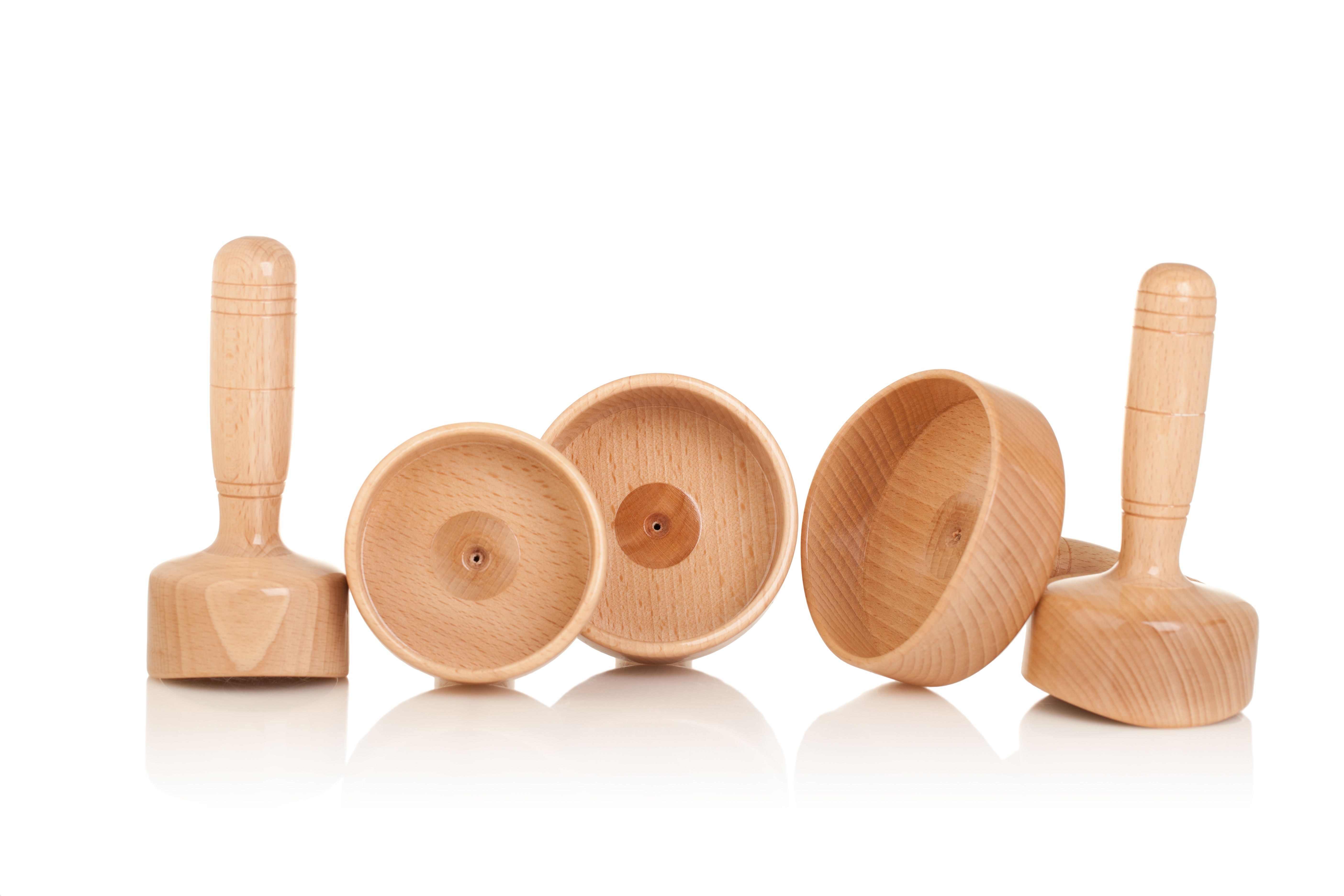 Set di coppe in legno Orhideja con effetto sottovuoto utilizzate nella maderoterapia brasiliana per un lifting intensivo dei glutei.